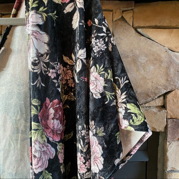 Velvet Floral Cover - Picture 3 of 6